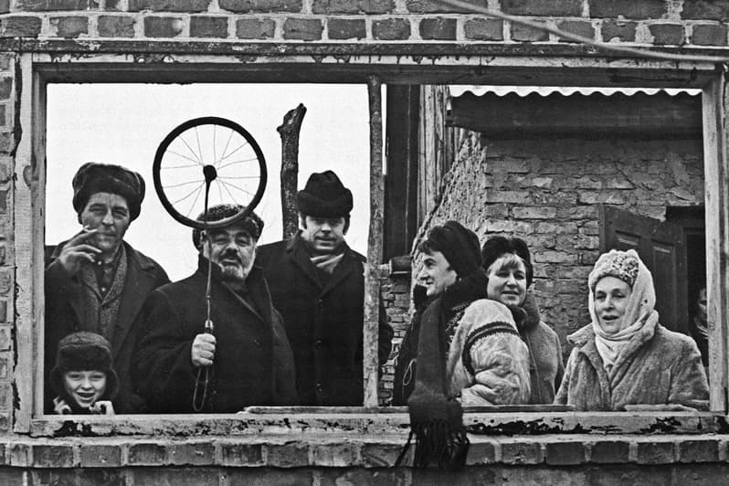  Сергій Параджанов з друзями та Федір Примаченко. 1973. С. Болотня