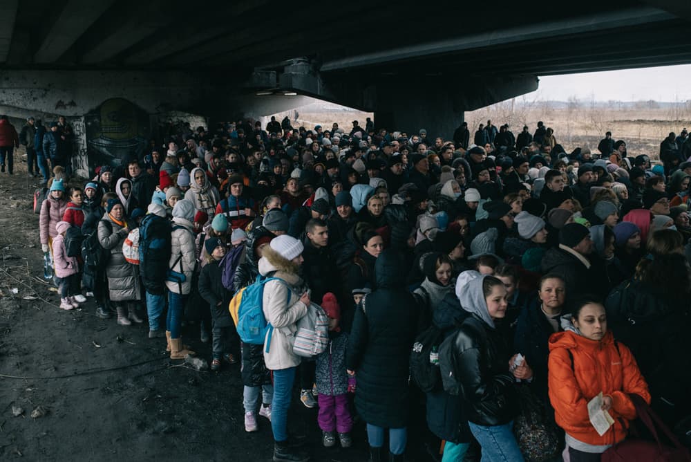 Евакуація цивільних осіб, які очікують на переправу через річку Ірпінь, 5 березня 2022
